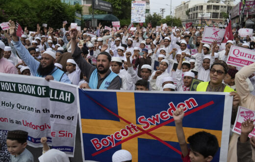 Muslim protesters hold copies of the book 'Quran' as they chant slogans to denounce the burning of the Islamic holy book 'Quran' that took place in Sweden, in Lahore, Pakistan, Sunday, July 9, 2023. švedska sweden quran kuran paljenje
